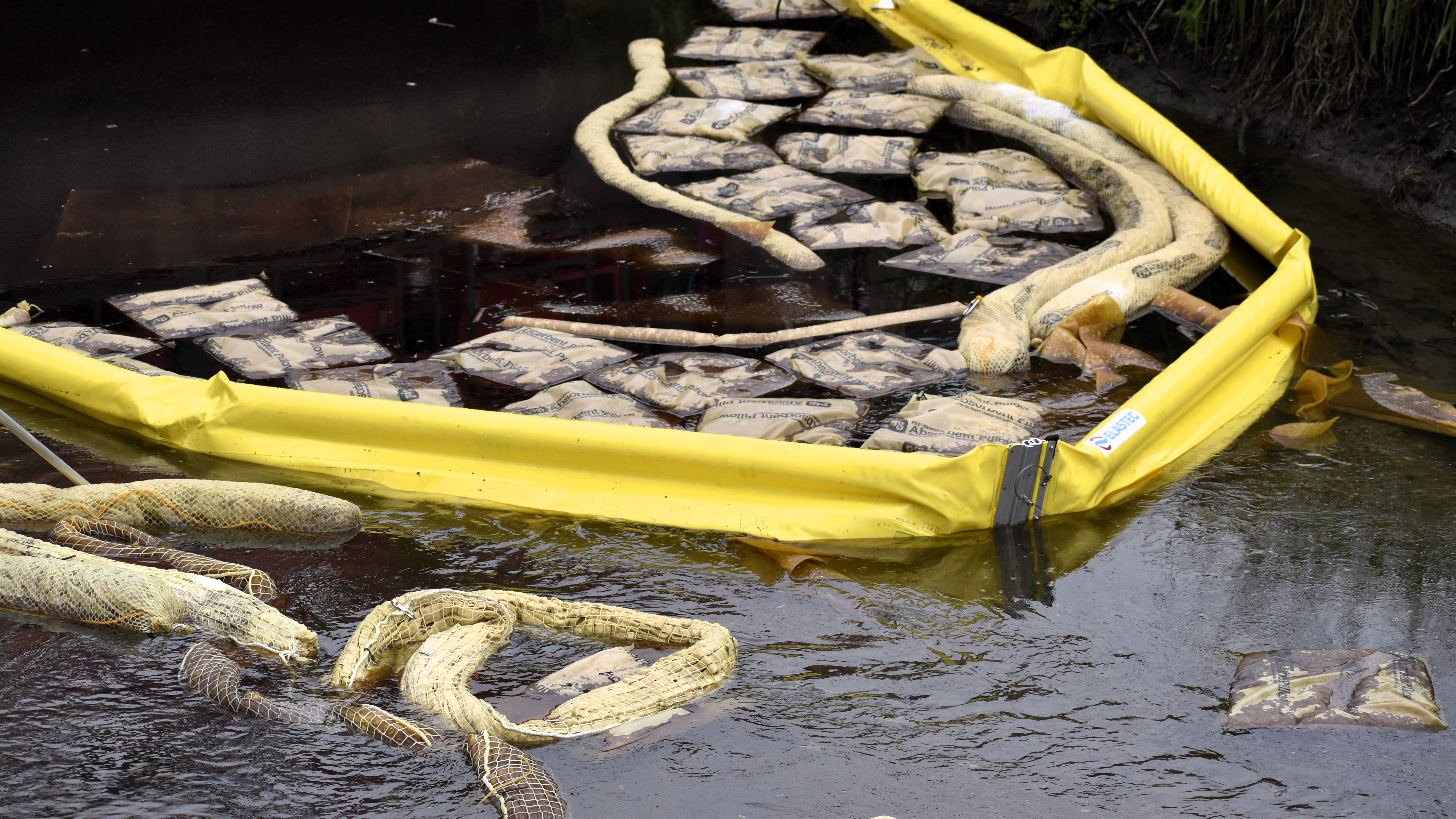 Whitehall mayor says no health hazards after oil spill, which