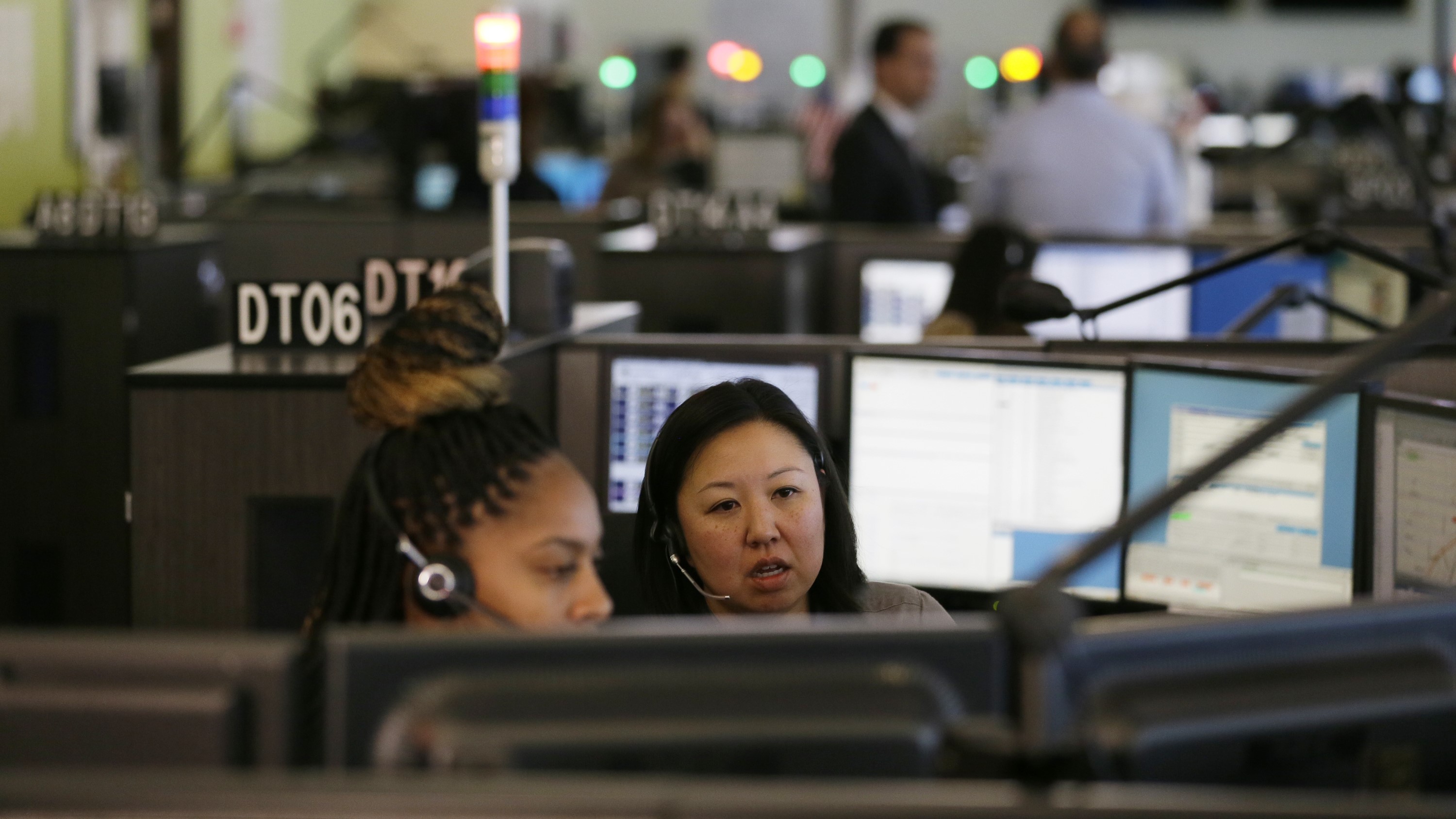 911 dispatchers miss out on $1,000 bonuses for first responders | WJCT News