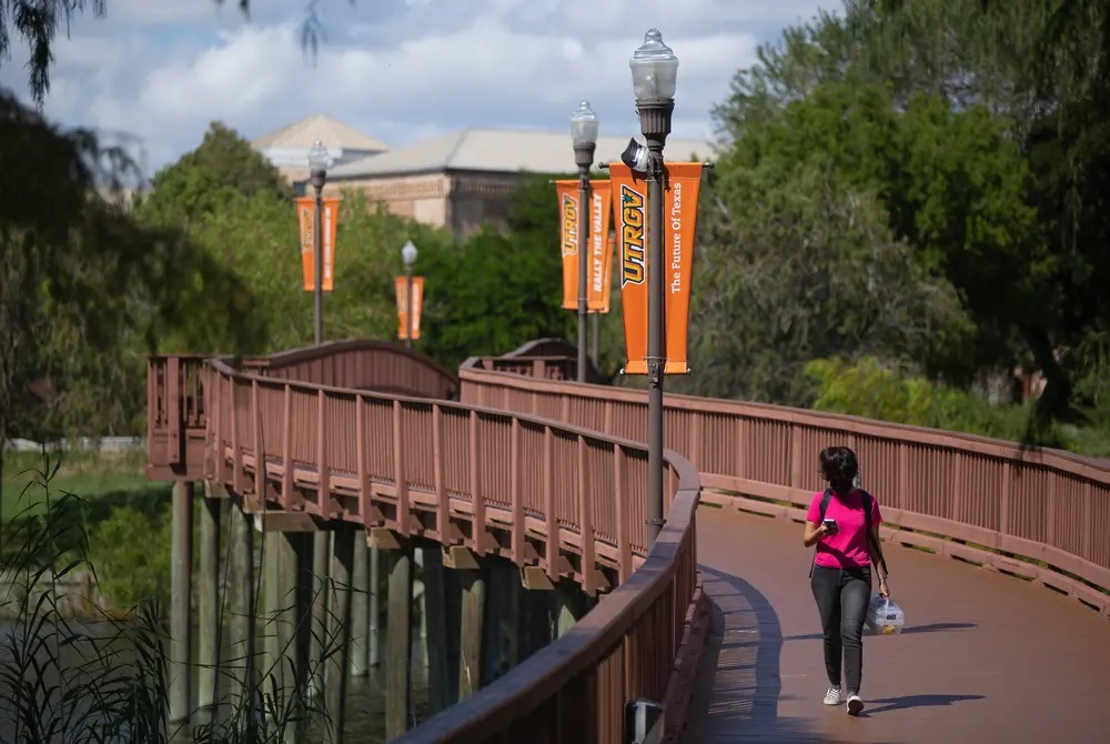 Texas college students confront anxiety, apathy as another pandemic semester begins - Vimarsana News