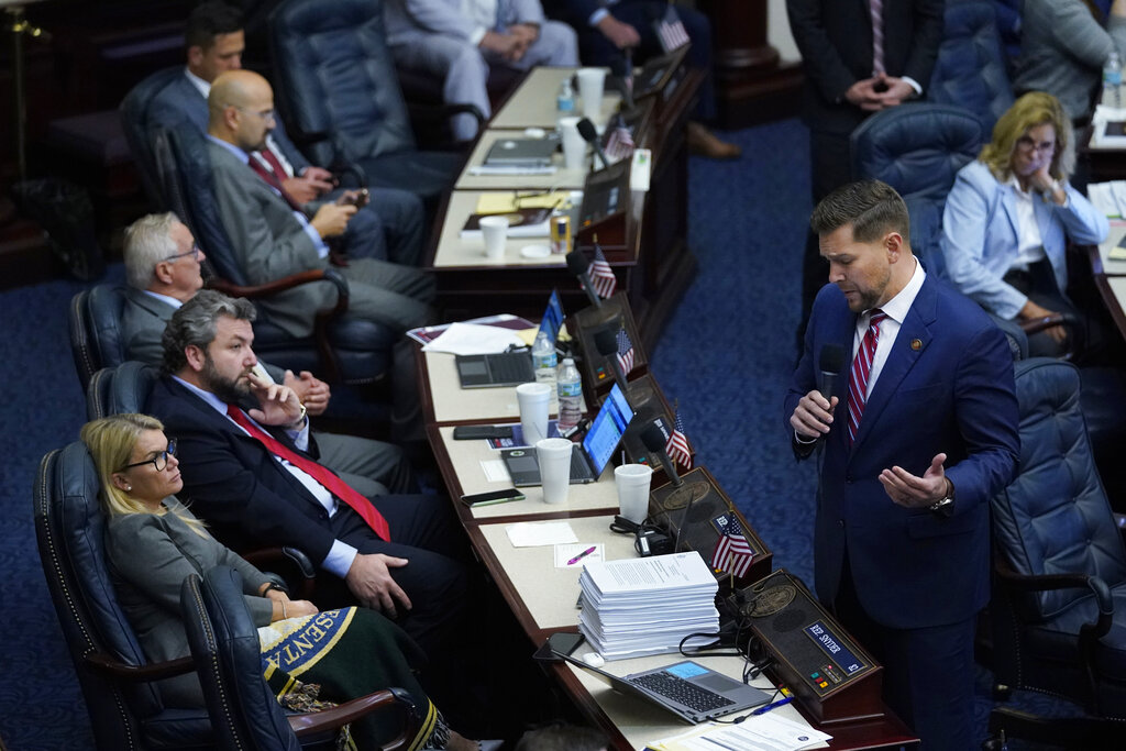 Florida lawmakers approve a bill aimed at keeping immigrants out of the state - Vimarsana News