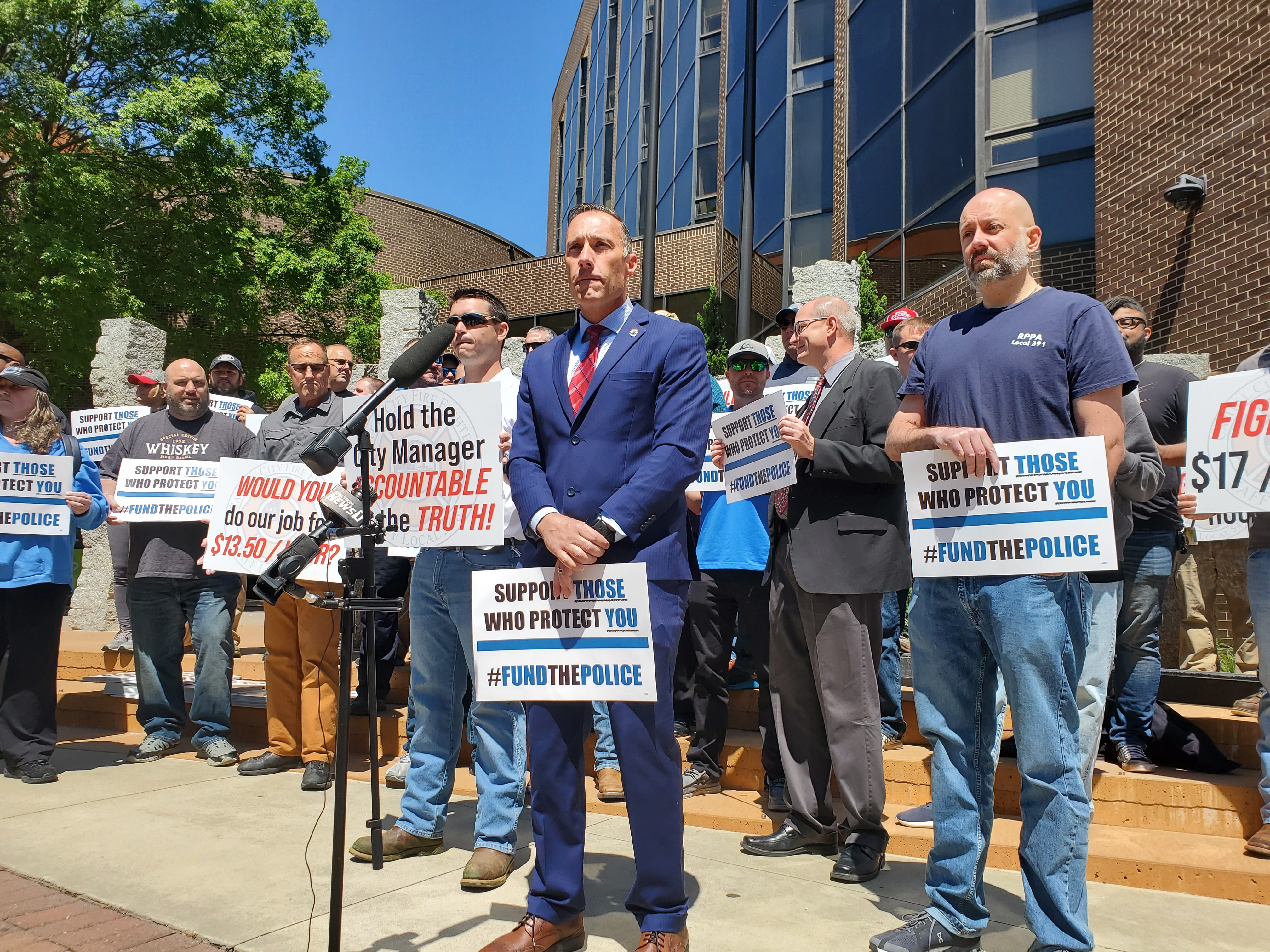 Raleigh police officers and firefighters demand higher pay | WUNC