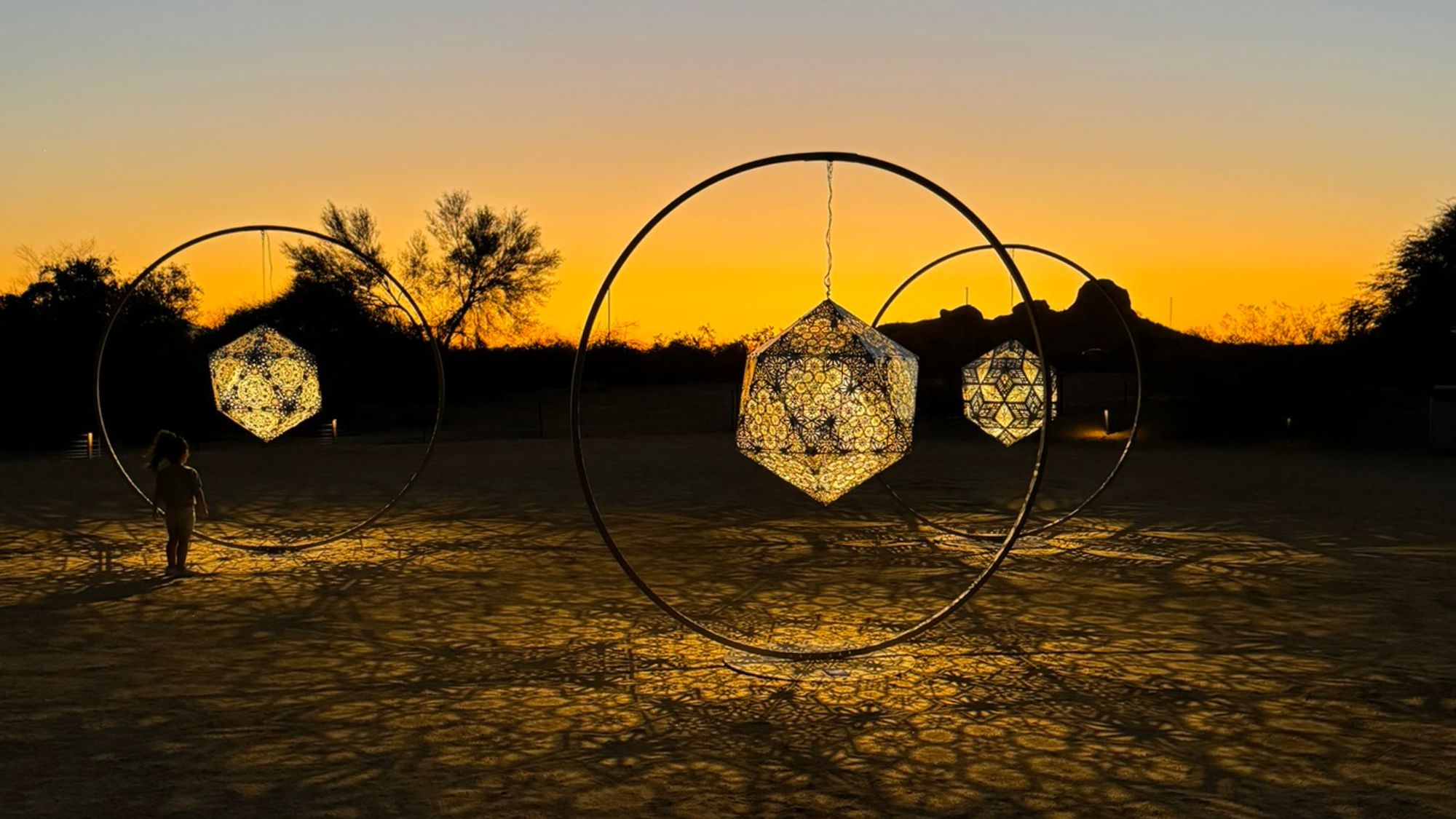 アート・デザイン・音楽 the sourcebook of decorative stone Desert Botanical Garden sculpture installation frames the beauty