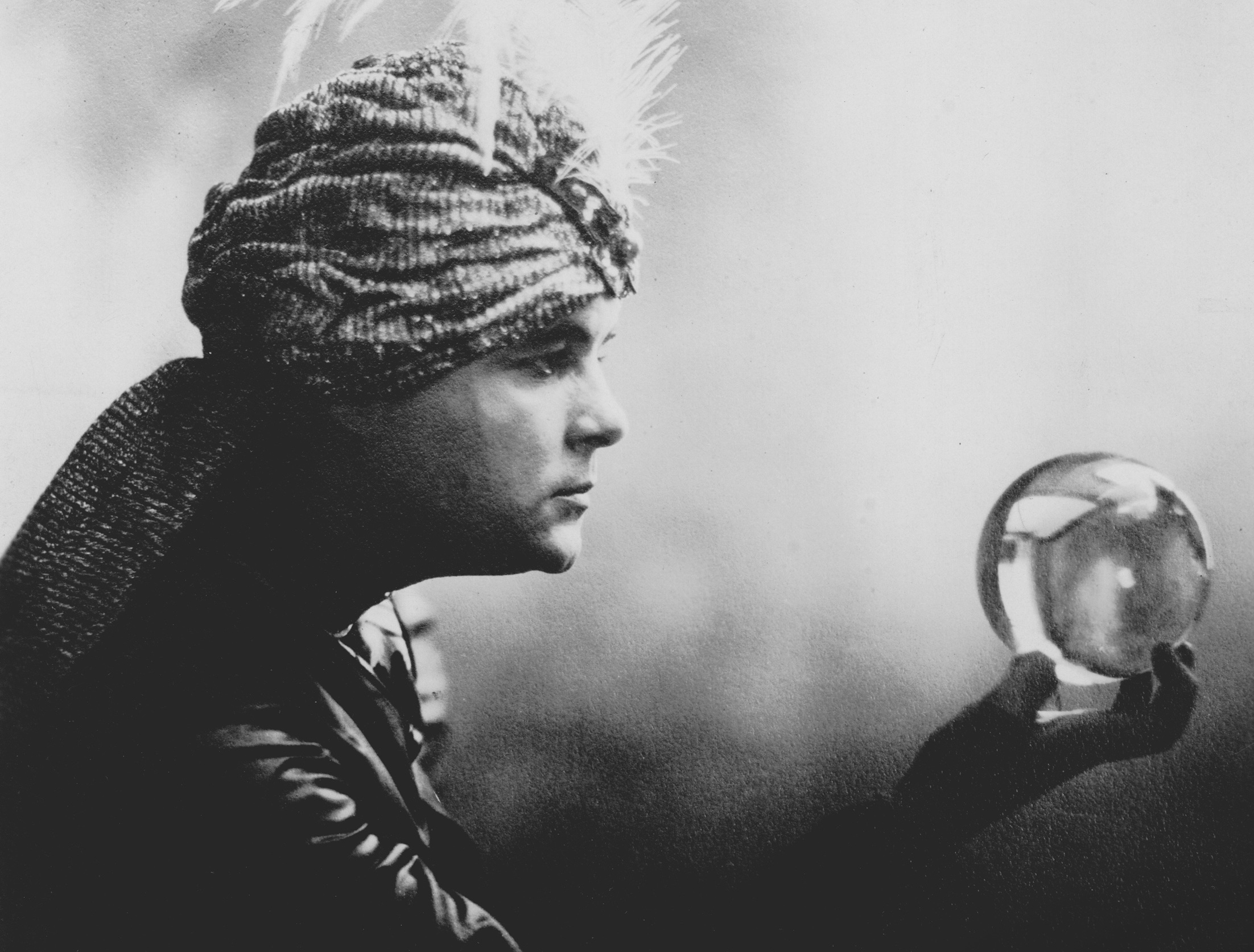 Psychics once ruled the airwaves thanks to the Texas-Mexico border and the magic of radio - Vimarsana News