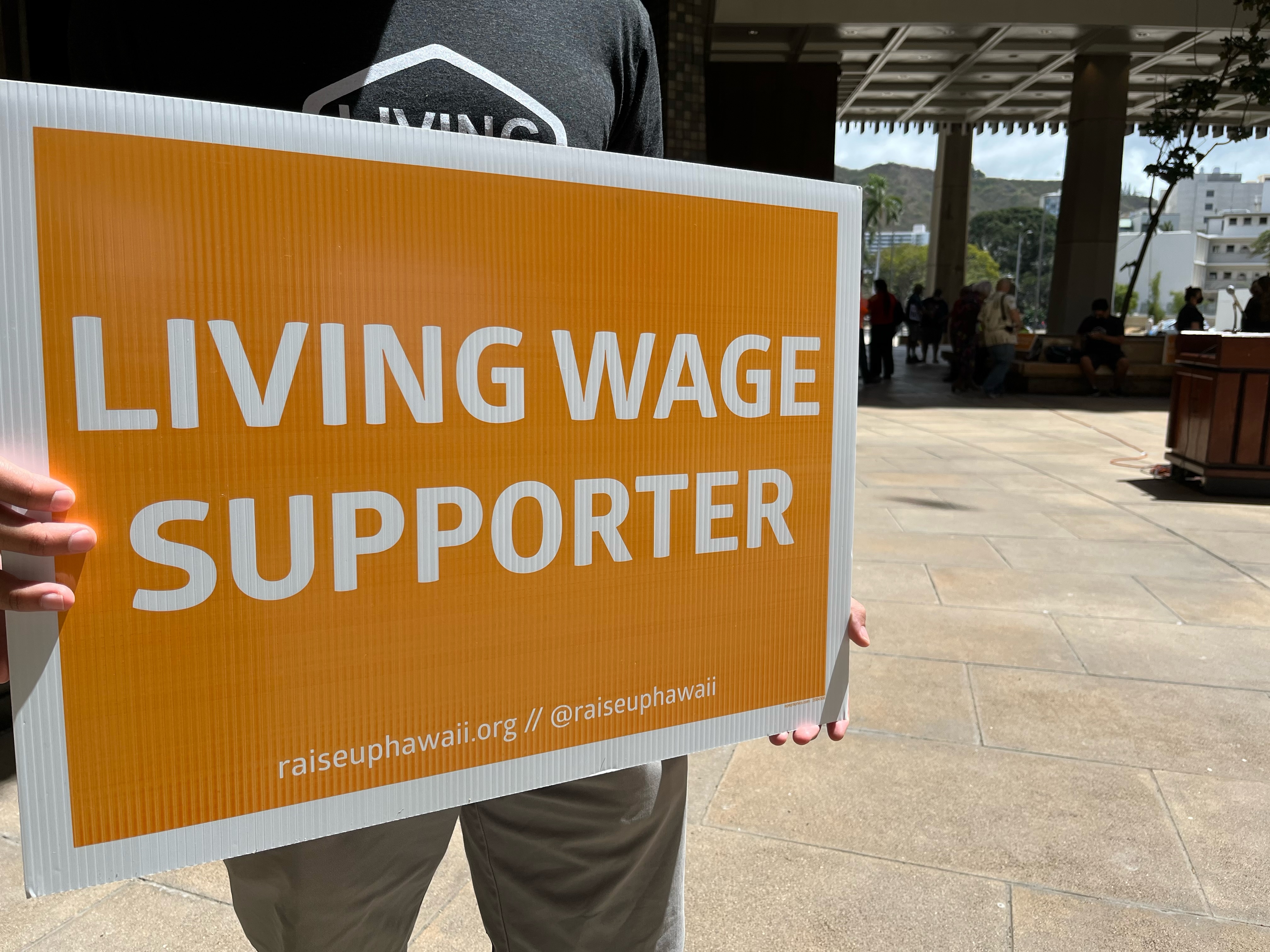 Bill to raise Hawaiʻi's minimum wage to $18 by 2028 heads to full House,  Senate | Hawai'i Public Radio