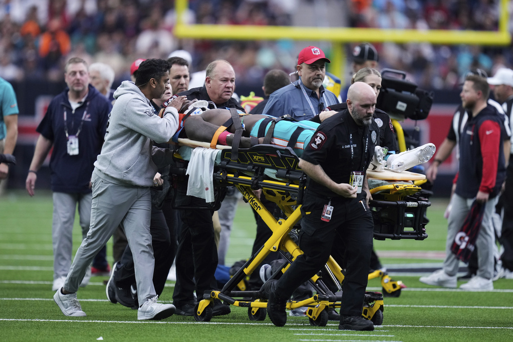The Injured Athlete 第二版 Dolphins' Grant DuBose has movement in extremities after scary hit