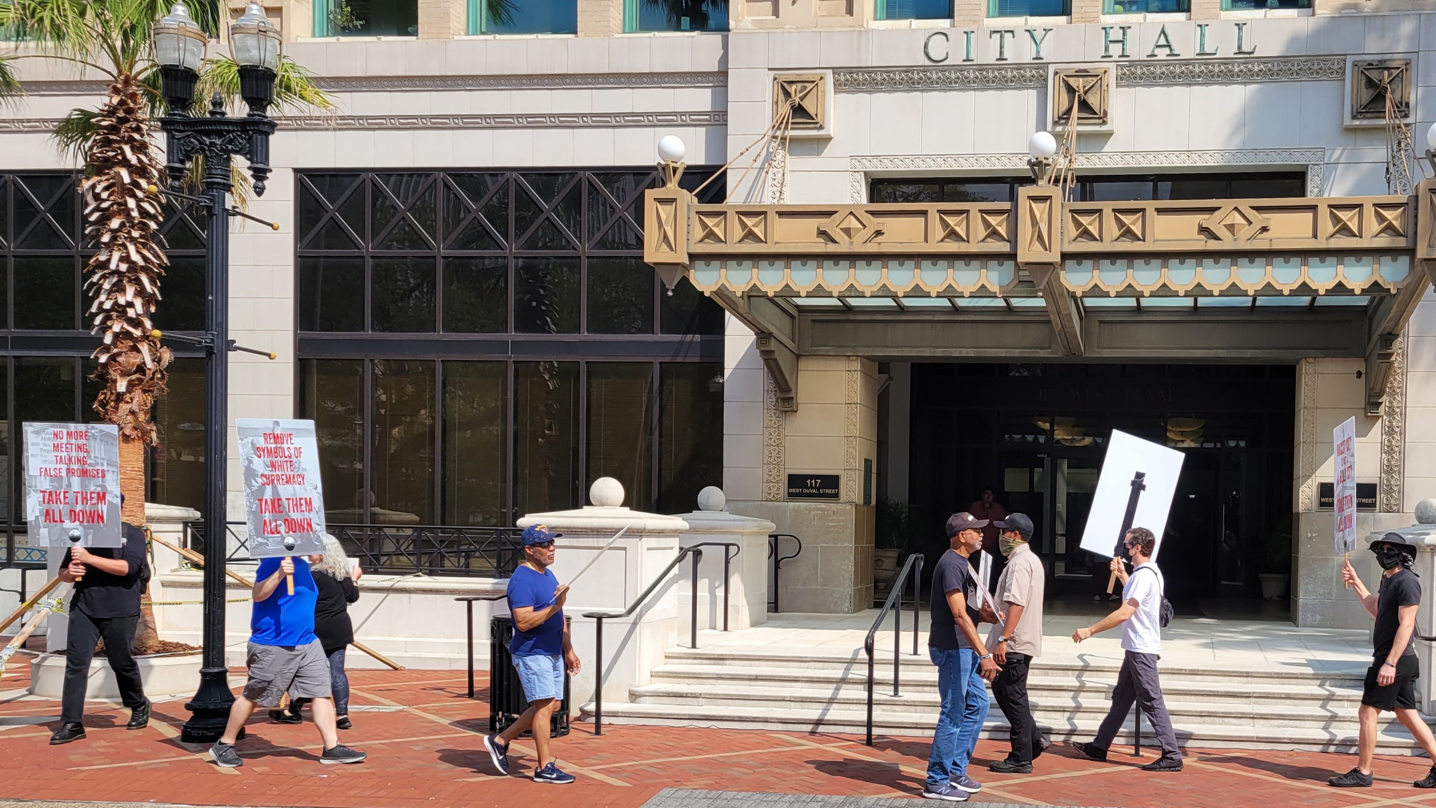 Protesters feel threatened over Confederate monuments - Vimarsana News