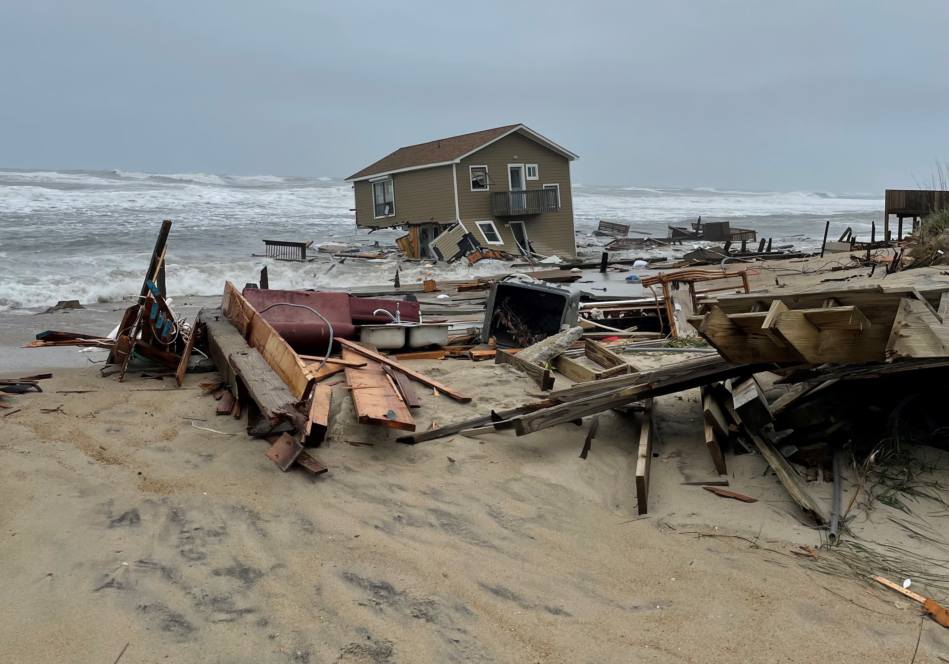 WATCH: Video shows one of two Outer Banks beach houses collapsing into  Atlantic surf | WUNC