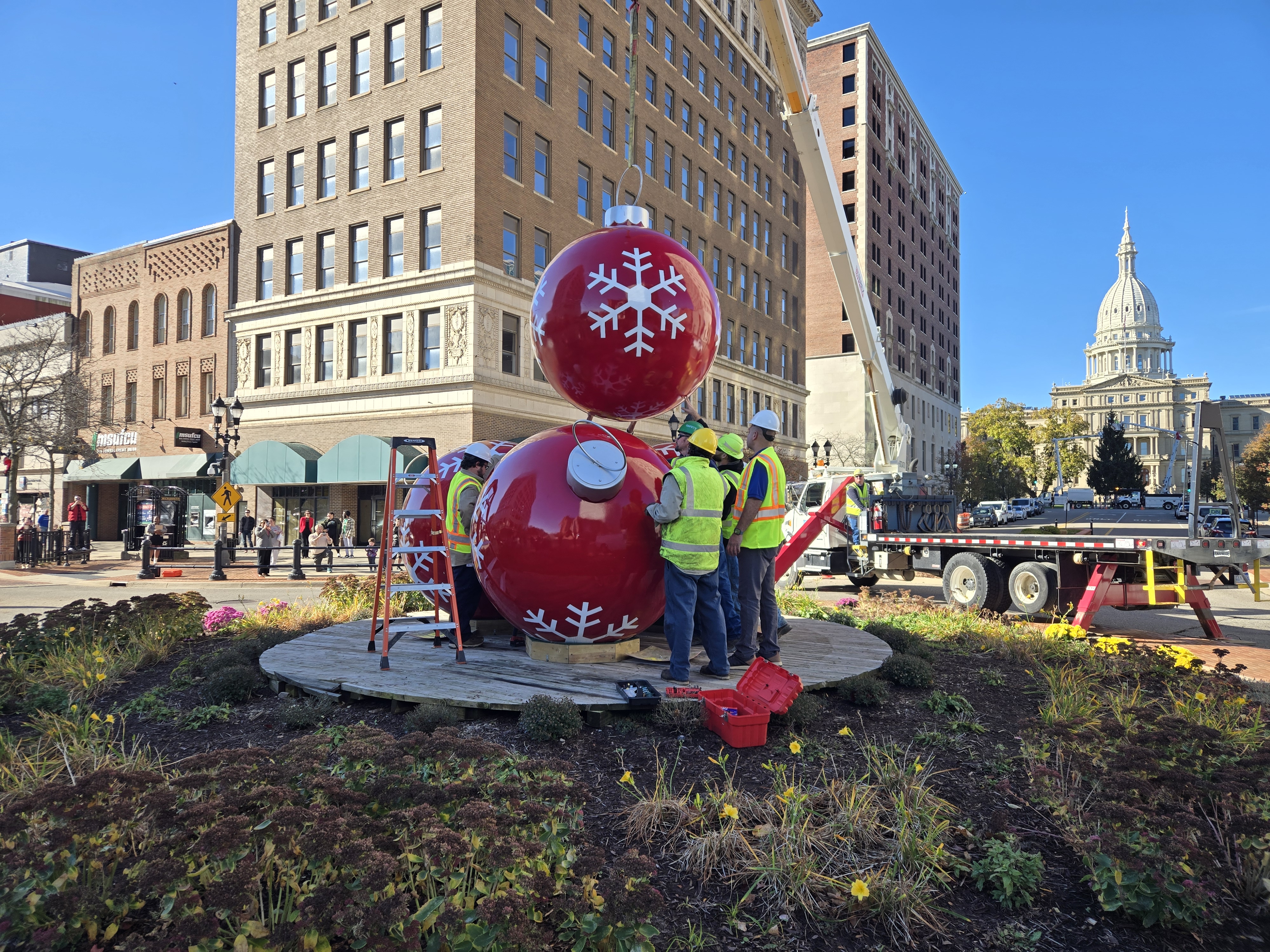 ラウンド型オーナメント♡*゜17 Lansing's big red ornament balls return, businesses offering
