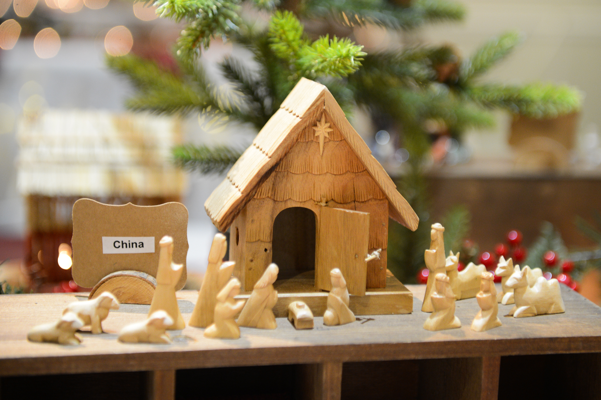 Sraith Nativity Crann Saileach Starlit Nativity Display | FreshCut