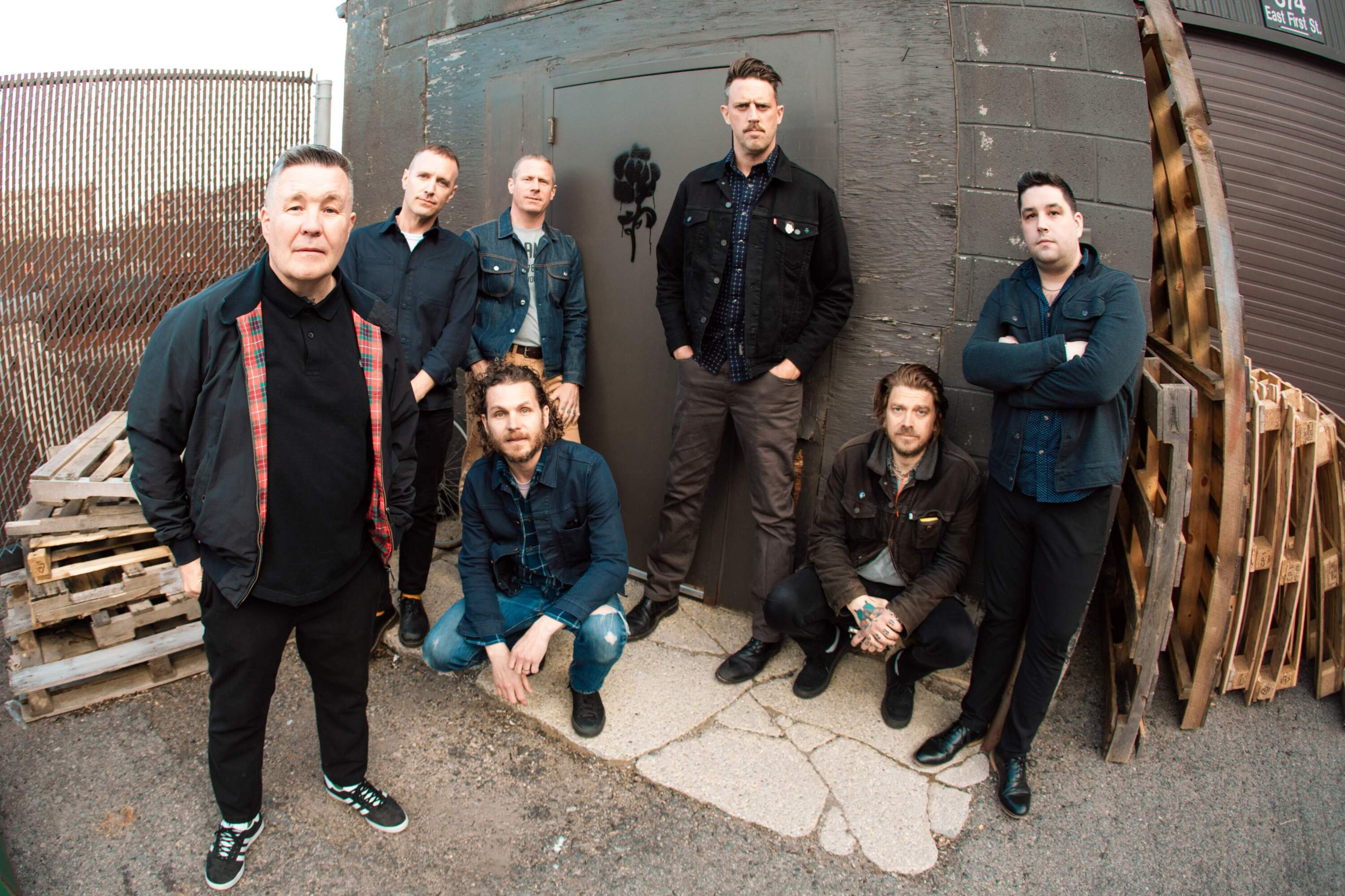 カナダ製 Dropkick Murphys ストライプ サッカージャージ The Dropkick Murphys ask 'Who'll Stand With Us?' | New England