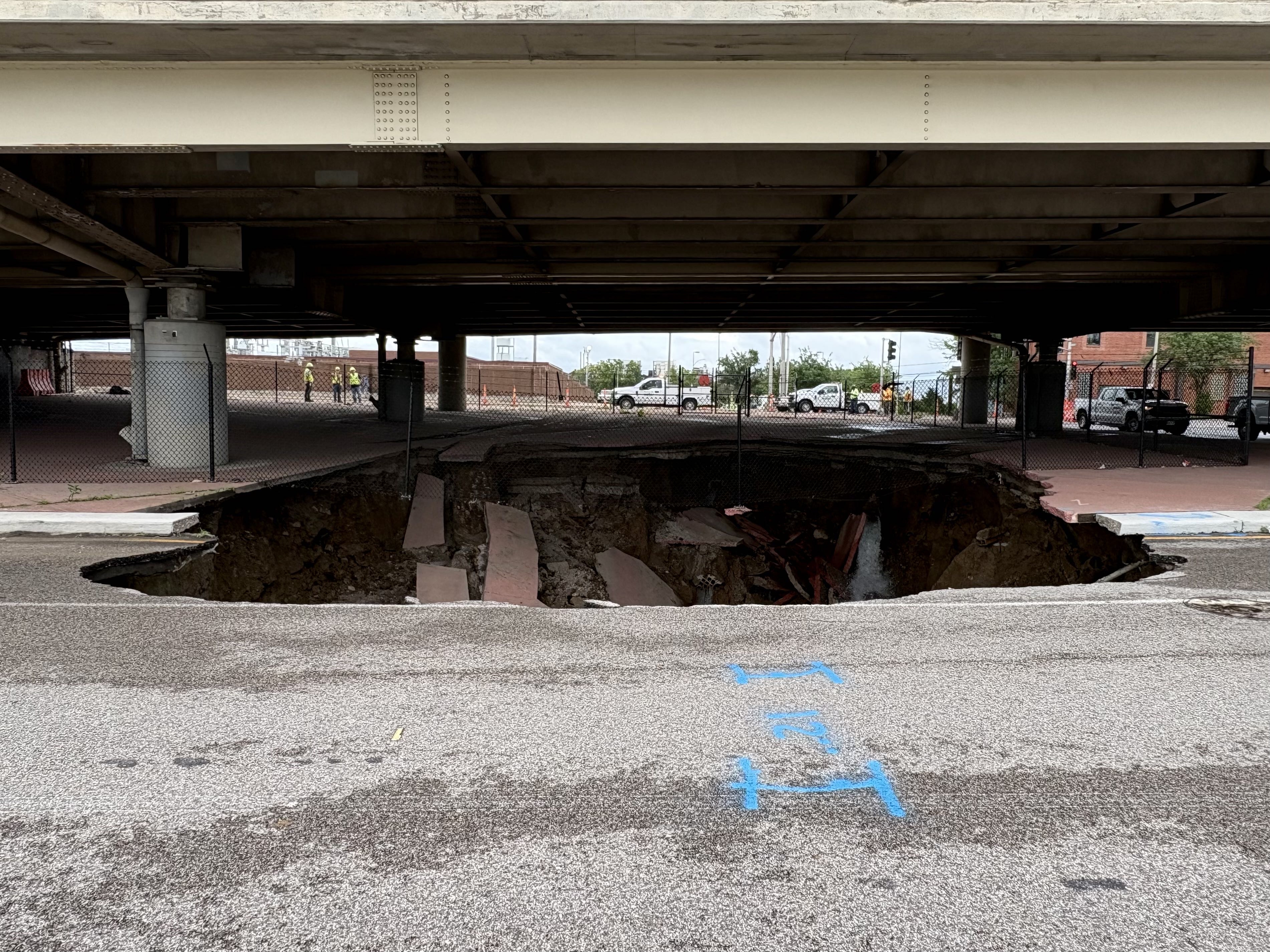 陥没孔/Sinkhole LEA Massive hole closes interstate through