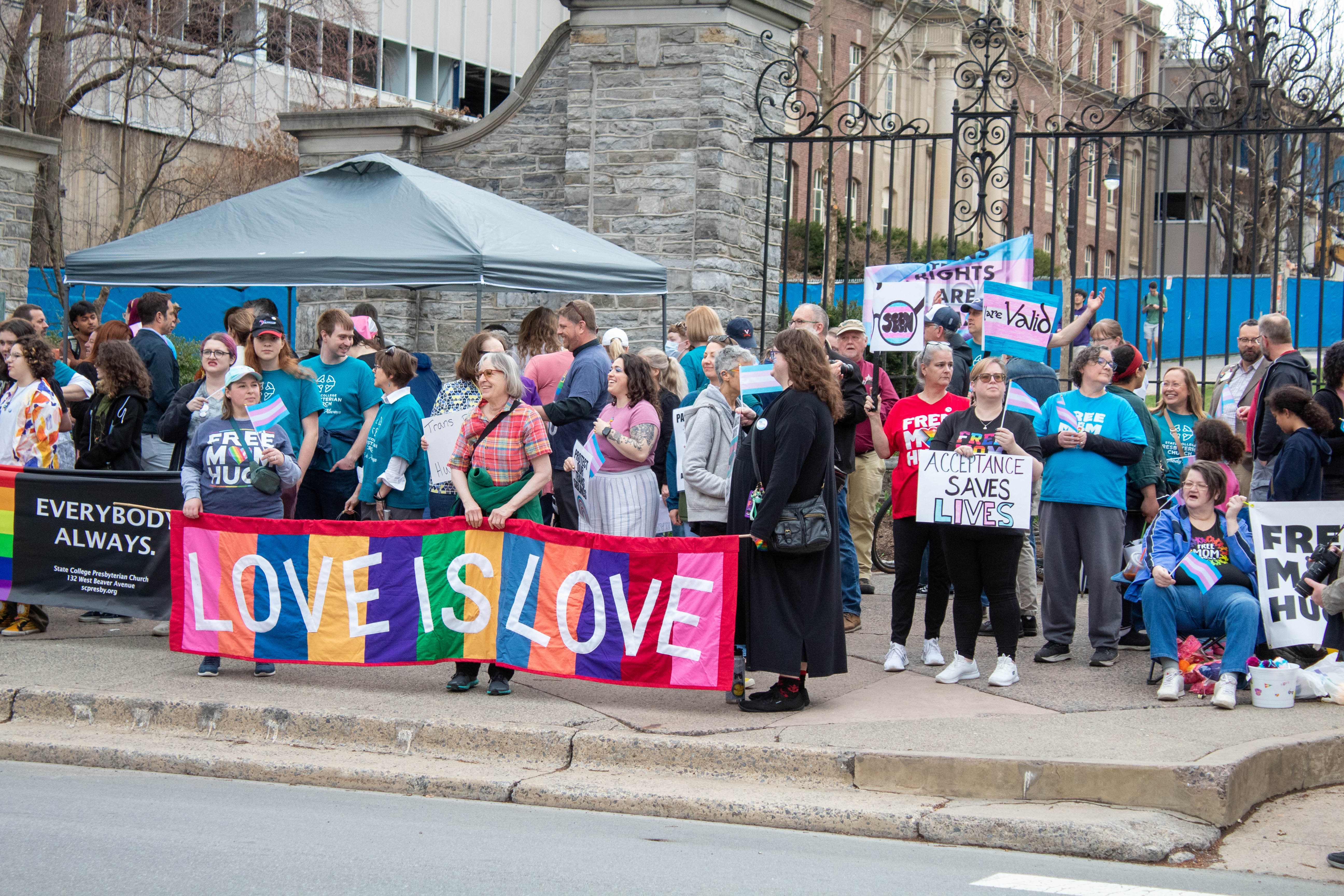 Qishloqdagi ayollarning striptizi Lezbiyenlikka majburlangan
