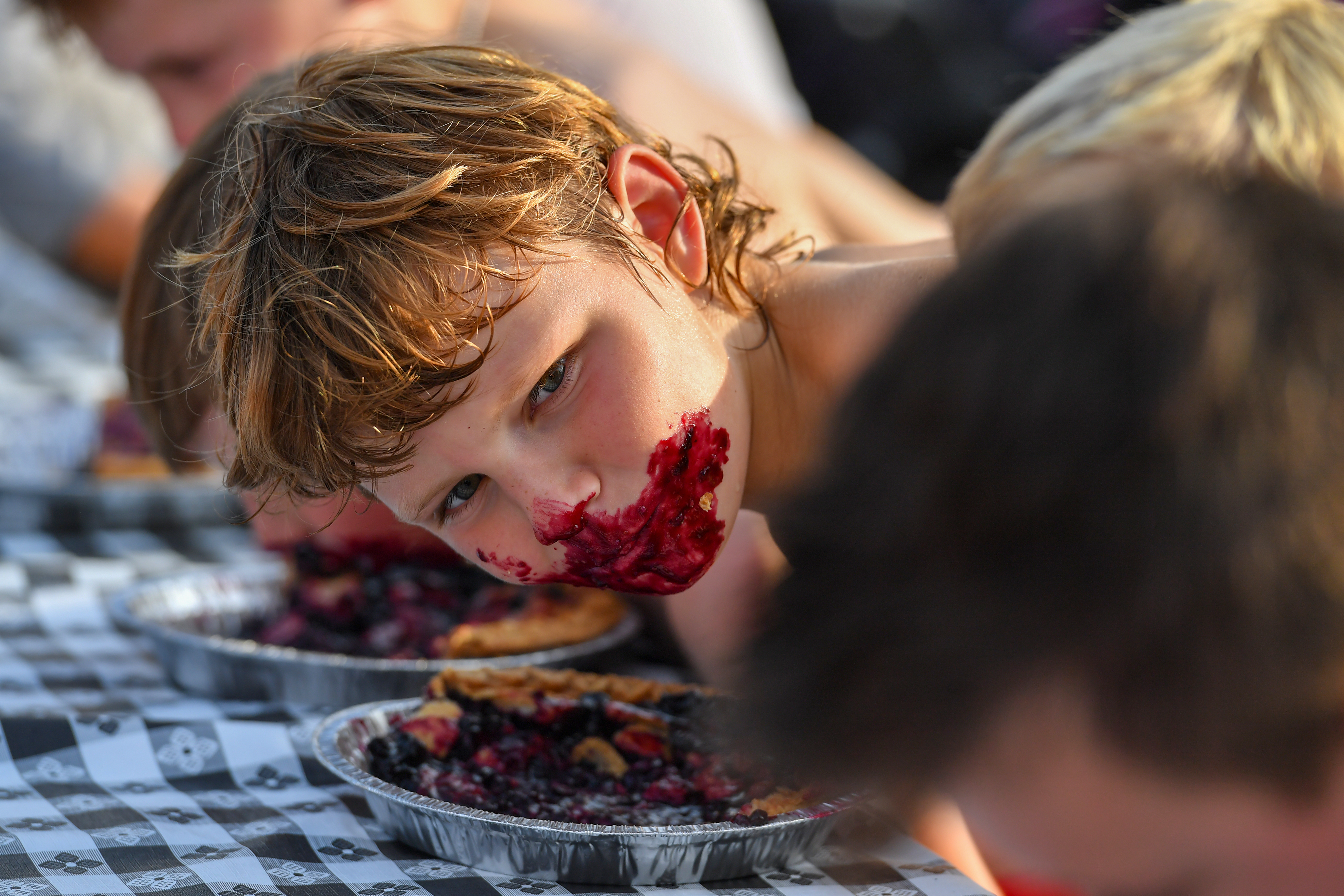 カーテン pie PHOTO FOCUS: Fourth of July pie eating contest in Luzerne County