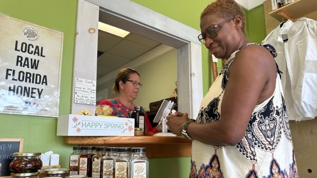 Those busy bees: Jacksonville allergy sufferers turn to honey for relief - Vimarsana News