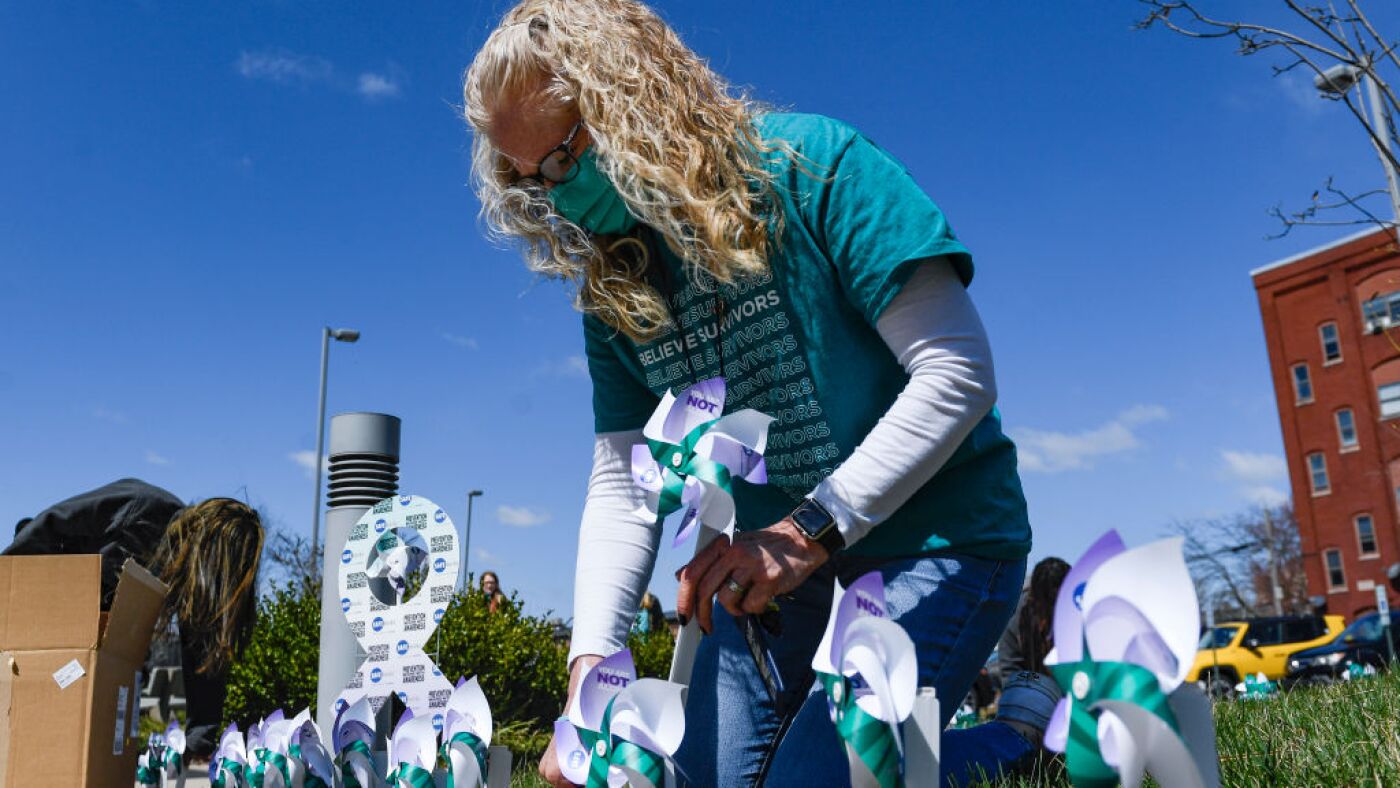 إنه شهر التوعية بالاعتداء الجنسي و HHS فقط تدمير وحدة منع الاغتصاب إنه شهر التوعية بالاعتداء الجنسي و HHS فقط تدمير وحدة منع الاغتصاب