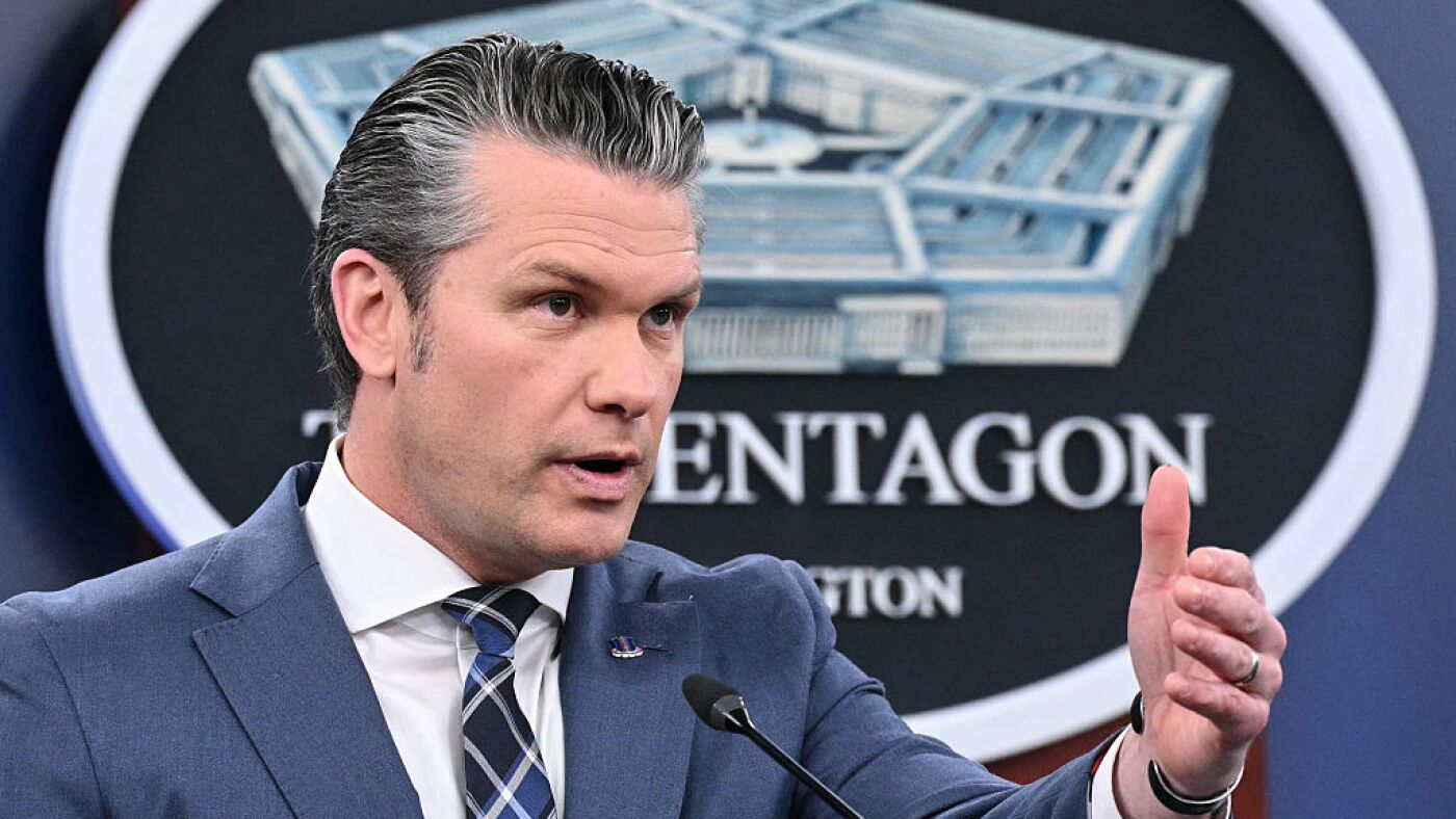 Hegseth detiene la promoción de soldados negros y mujeres: NPR