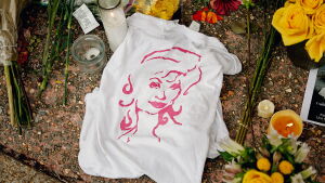 Fans pay tribute to Dolly Parton at Velvet Apple Music on August 26, 2026 in Nashville, Tennessee. Parton passed away on August 25, 2026 at the age of 80.