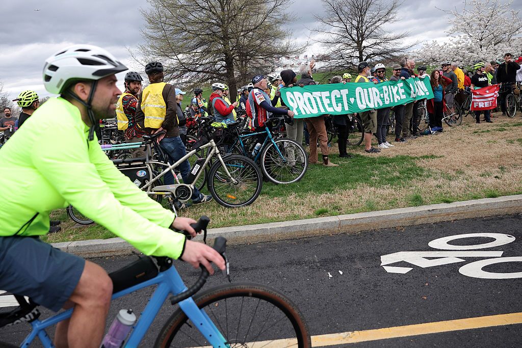 US Officials Remove Bike Lane Mentions from Federal Websites Amid Safety Concerns