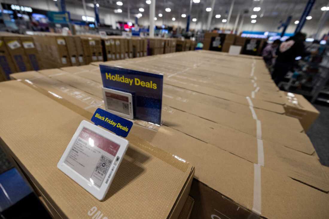 Se muestran letreros en una fila de televisores en cajas de cartón en una tienda Best Buy el Viernes Negro en Montebello, California, el 29 de noviembre de 2024. El Día anual de compras del Black Friday siempre se ha tratado de encontrar las mejores ofertas, pero este año los minoristas se están preparando para un consumidor de EE. UU. Más fielosamente que nunca para obtener valor por su dinero. (Foto de Etienne Laurent / AFP) (Foto de Etienne Laurent / AFP a través de Getty Images)