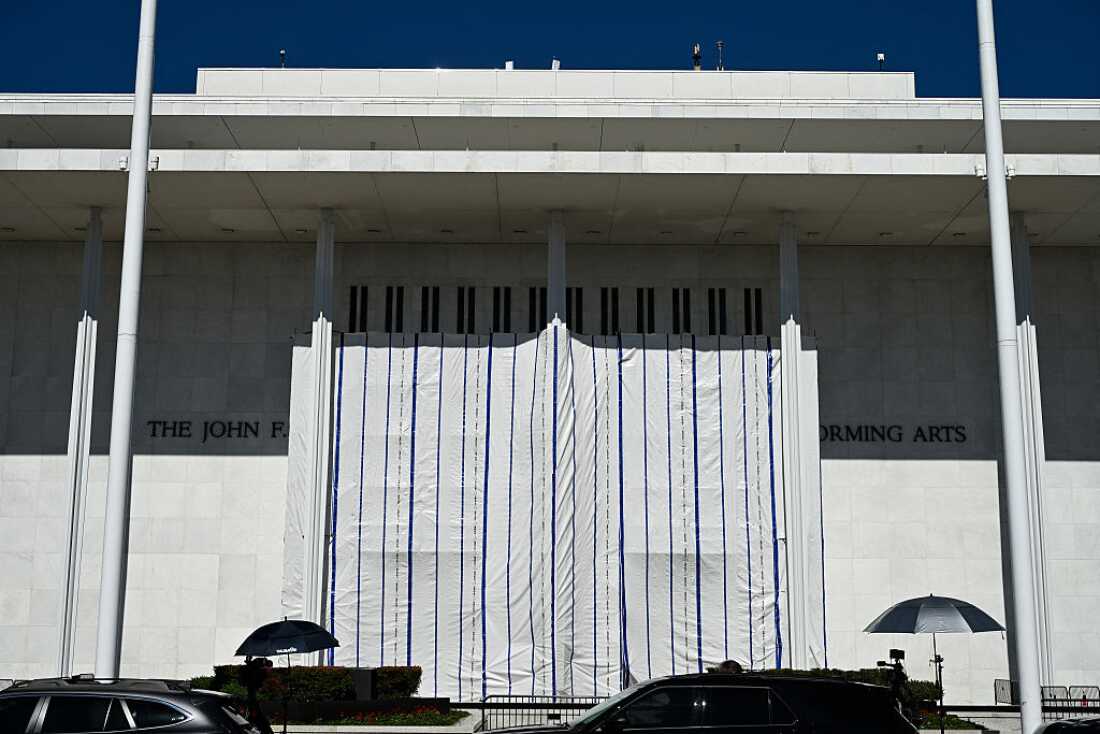 Το Kennedy Center αφαιρεί το όνομα του Τραμπ από το κτίριο