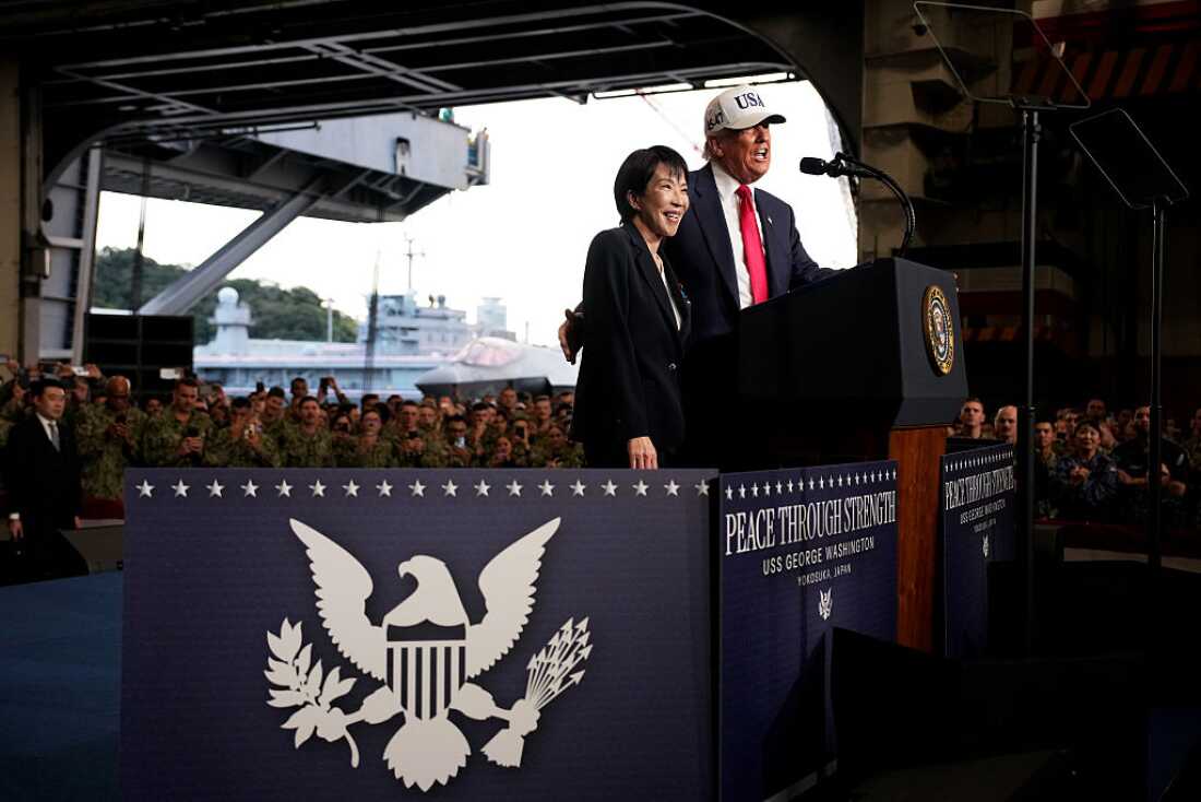2025年10月28日、日本の横須賀で開催された横須賀艦隊活動において、空母ジョージ・ワシントンの乗組員らと話す高市早苗首相とドナルド・トランプ米国大統領。