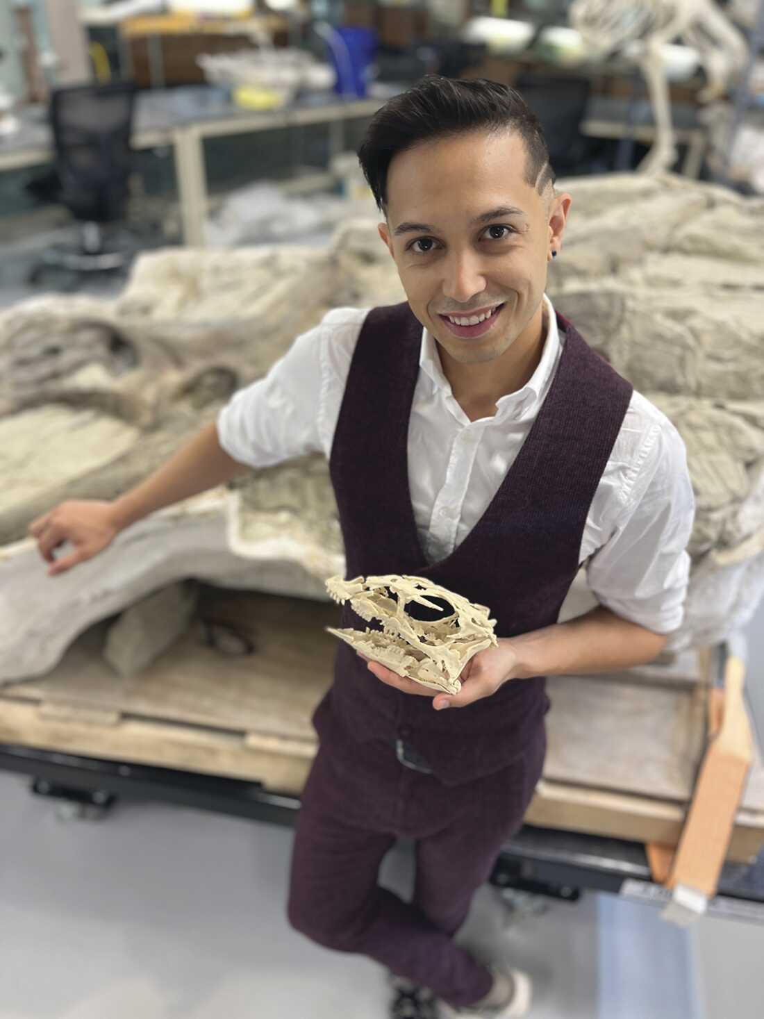 하비브 아브라하미(Habib Avrahami)는 푸나(Funa) 두개골의 3D 사본을 들고 있습니다.