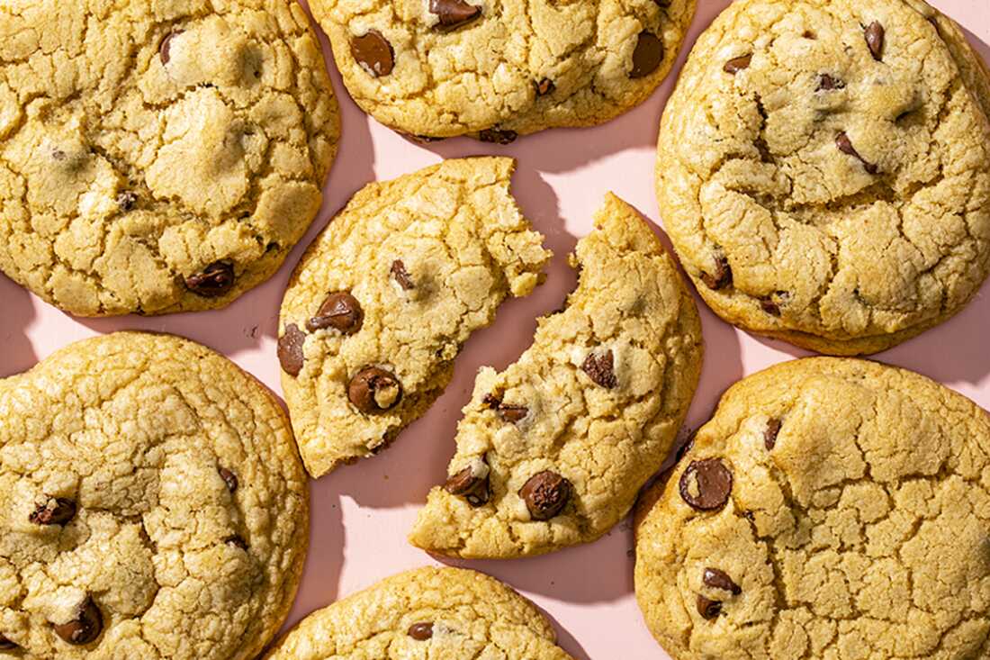 Can AI or humans make a better chocolate chip cookie recipe?