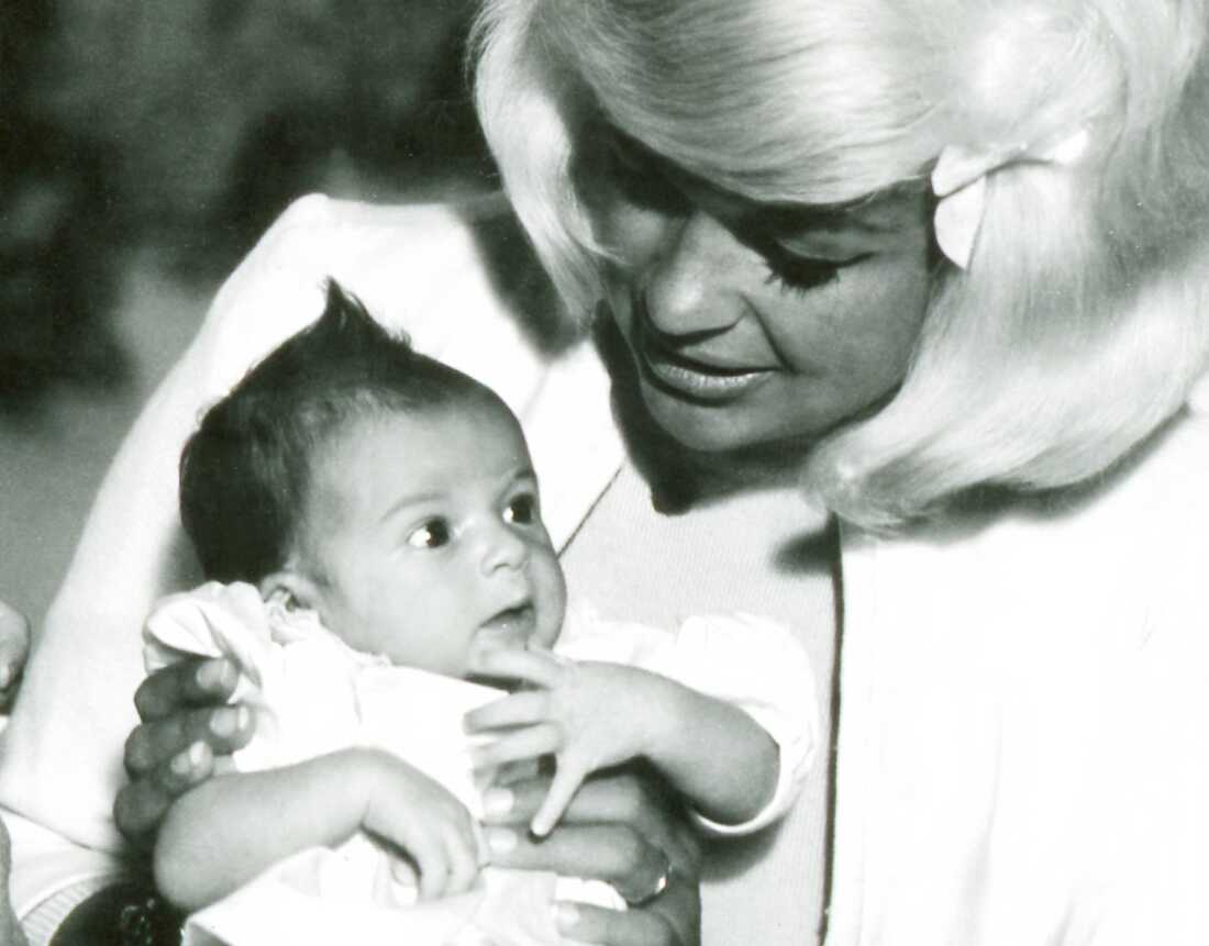 Jayne Mansfield holds her daughter Mariska Hargitay.