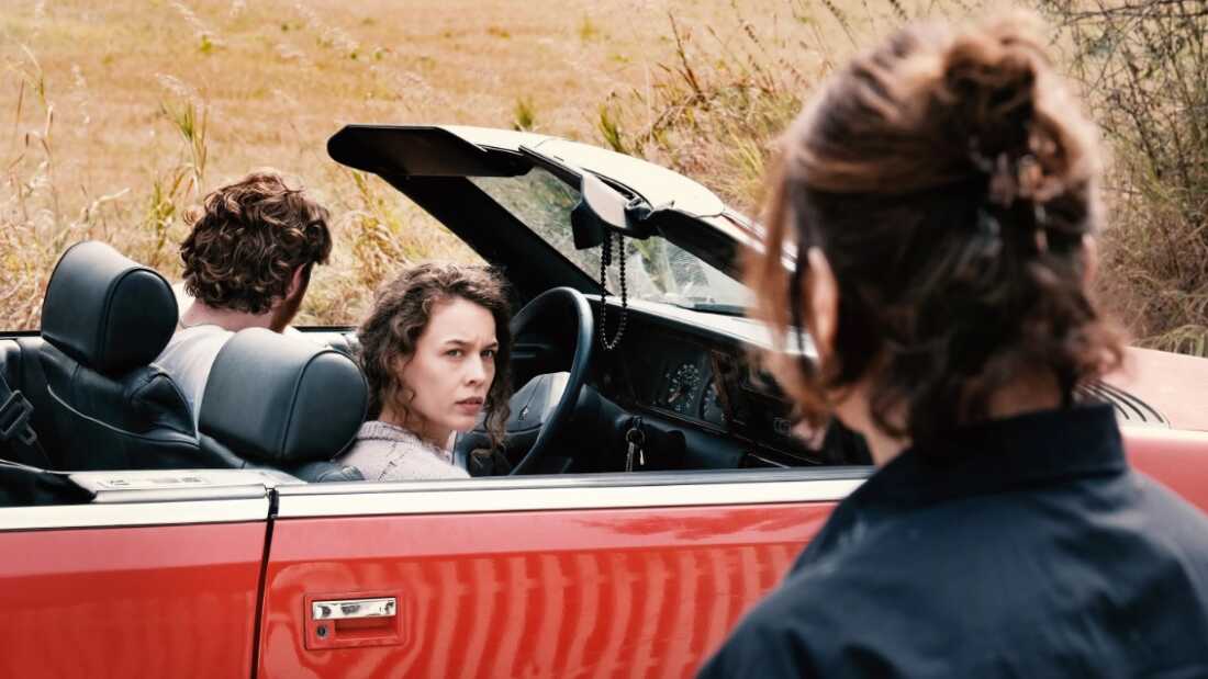 Paula Beer (center) and Barbara Auer (right) in Miroirs No. 3.