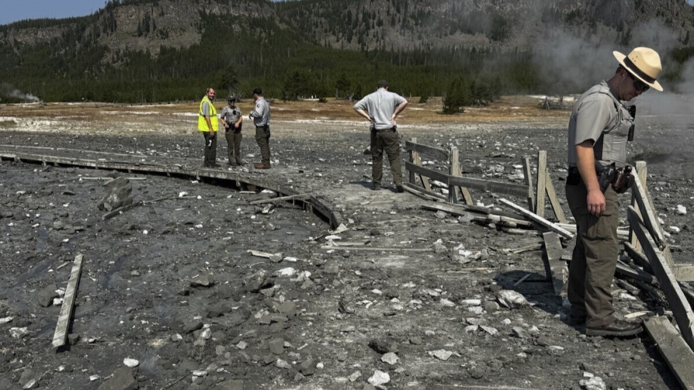 イエローストーンの熱水爆発で岩石と蒸気が噴出 : –