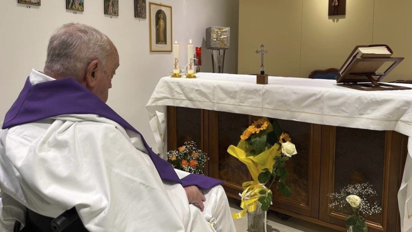 Pope Francis seen praying in first photo since his hospitalization a month ago
