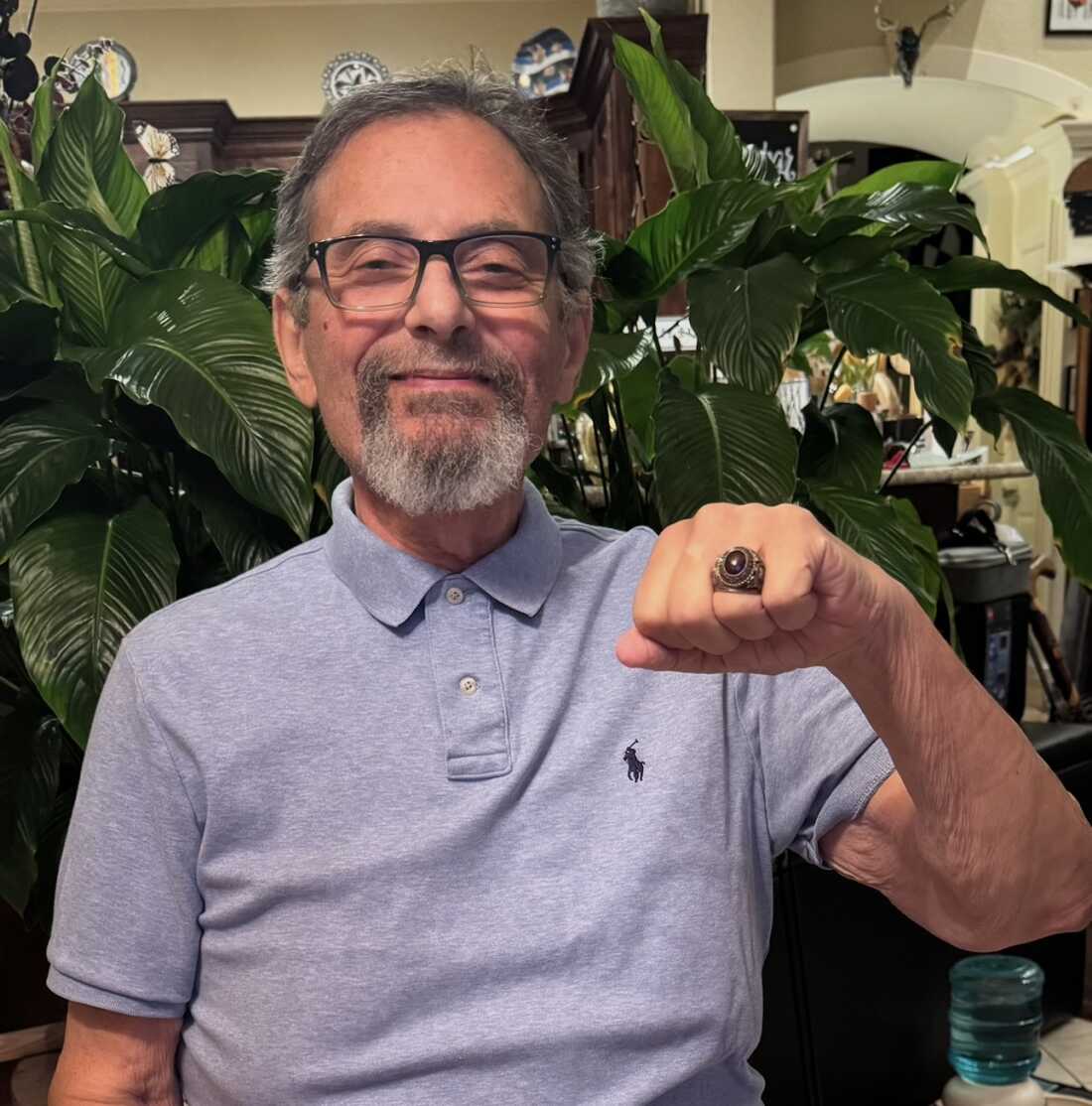 Al Dintefano, com o anel que recebeu ao se formar na Universidade Fordham em 1969. O anel foi encontrado por David Orlowski usando um detector de metais a poucos quilômetros de onde Dienceno diz que o perdeu.