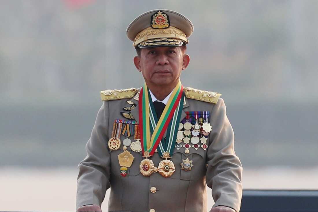 DOSYA - Myanmar askeri konsey başkanı Kıdemli Orgeneral Min Aung Hlaing, Myanmar'ın 78. Silahlı Kuvvetler Günü'nü anmak için 27 Mart 2023'te Naypyitaw, Myanmar'da düzenlenen geçit töreni sırasında subayları teftiş ediyor.