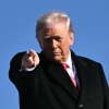 Başkan Trump Air Force One'a binerken önündeki bir şeyi işaret ediyor.