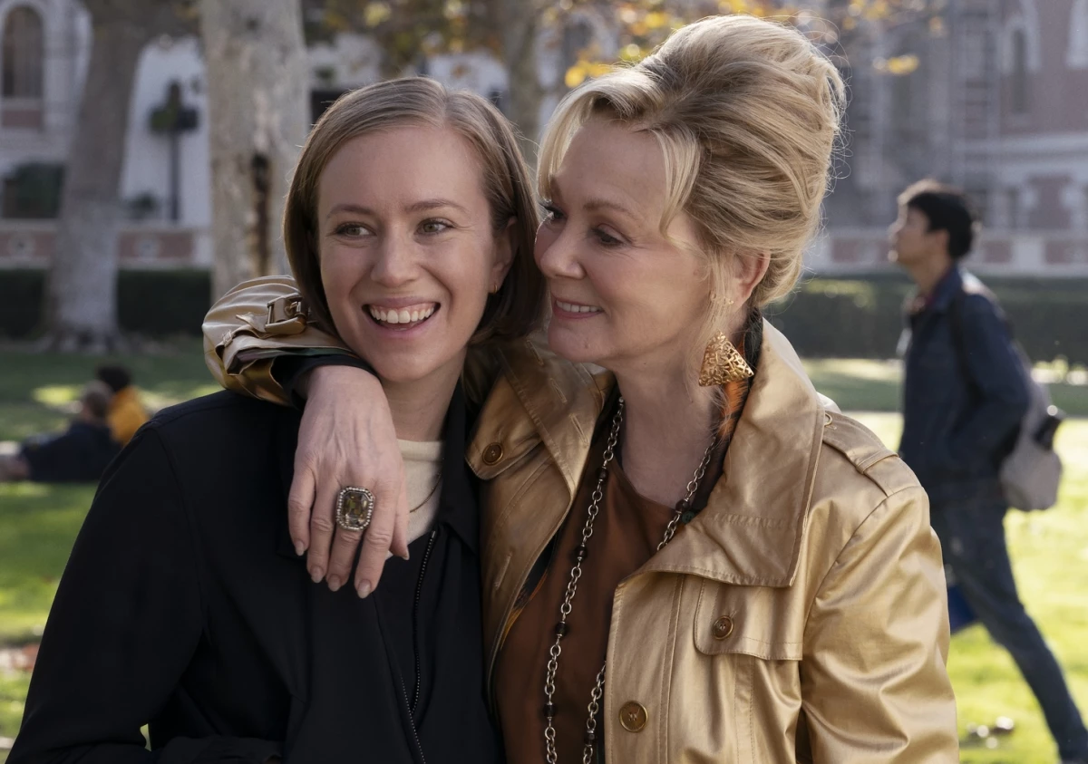 Ava Daniels (Hannah Einbinder) is a young writer for legendary stand-up comic Deborah Vance (Jean Smart) in Hacks.
