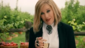 Moira Rose (Catherine O'Hara) appears in a commercial for Herb Ertlinger's fruit wine in an episode of Schitt's Creek.