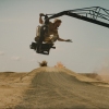 Le gars de l'automne présente un film avec un film, ce qui nécessite du cascadeur Colt Seavers (Ryan Gosling) à filmer tout en suspendant une grue.
