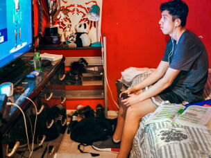 Oliver Villanueva takes a break from studying and plays <em>Fortnite</em> in 2018.