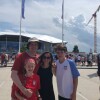 Mike Trucano (a sinistra) e la sua famiglia posano davanti allo stadio che ospiterà la finale della Coppa del Mondo femminile 2019 a Lione, in Francia.