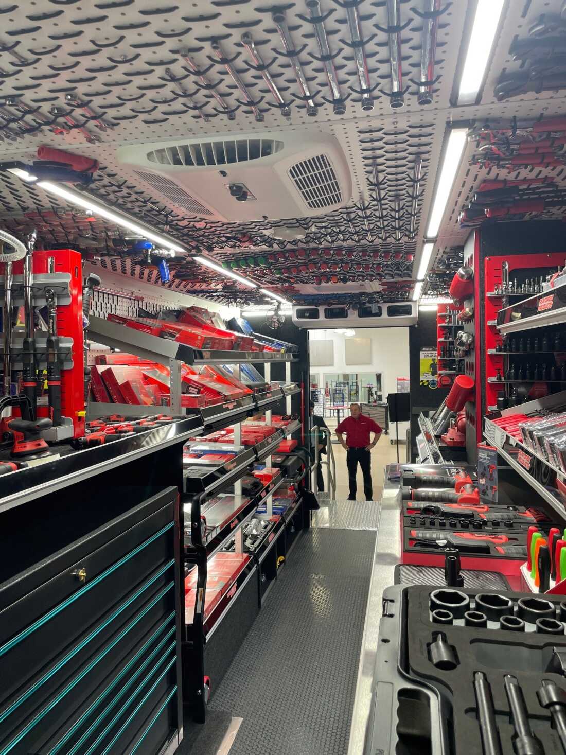 Snap-On minibüsleri mahalle tamircilerine haftalık ziyaretler yapıyor. Çalışmayı yakından izleyerek ihtiyaç duyulabilecek yeni araçları belirleyebilirler. Ayrıca tamircilere aletleri satın almaları için kredi sağlıyorlar.