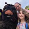 David Streever, kızı ve bir karakterle birlikte Finlandiya'daki Moomin World'de tatildeyken selfie çekiyor. ABD Göçmenlik ve Gümrük Muhafaza eski müdür vekili Todd Lyons'a bir e-posta gönderdikten beş ay sonra İç Güvenlik Soruşturmaları memurları onunla temasa geçti.