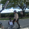 マイアミデイド警察のボディカメラ映像からのこのスクリーンキャプチャには、日曜日に交通停止の後にマイアミ・ドルフィンズの選手タイリーク・ヒルを拘束する警官が写っている。