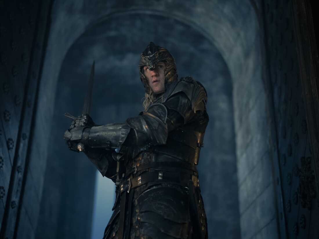 Daemon (Matt Smith) at Harrenhal.