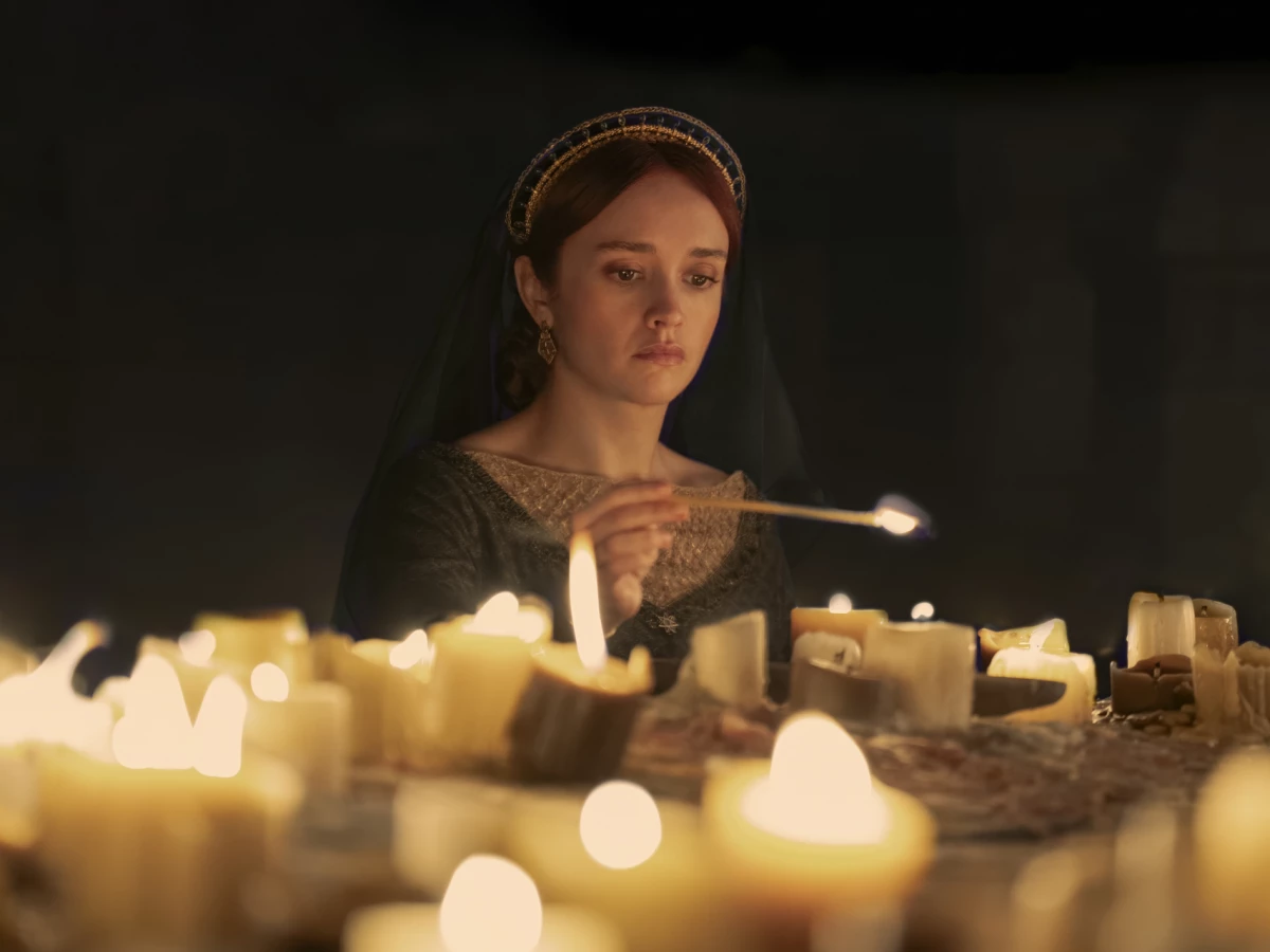 Queen Alicent (Olivia Cooke) and her candles.