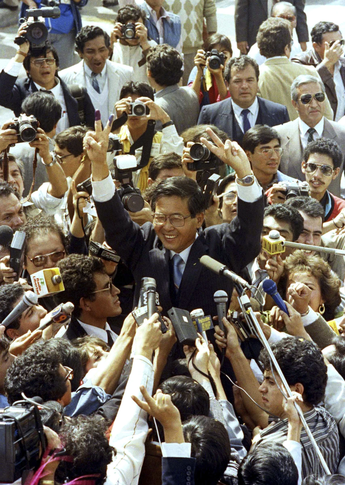 Presidential candidate Alberto Fujimori waves to supporters after casting his vote during a presidential runoff against novelist Mario Vargas Llosa in Lima, Peru, June 10, 1990.