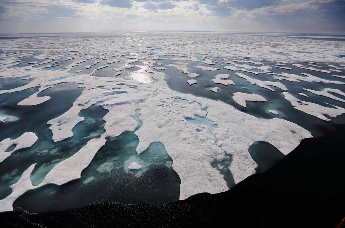 2017年7月22日土曜日、カナダ北極諸島の北西航路沿いのフランクリン海峡で海氷が溶ける。 