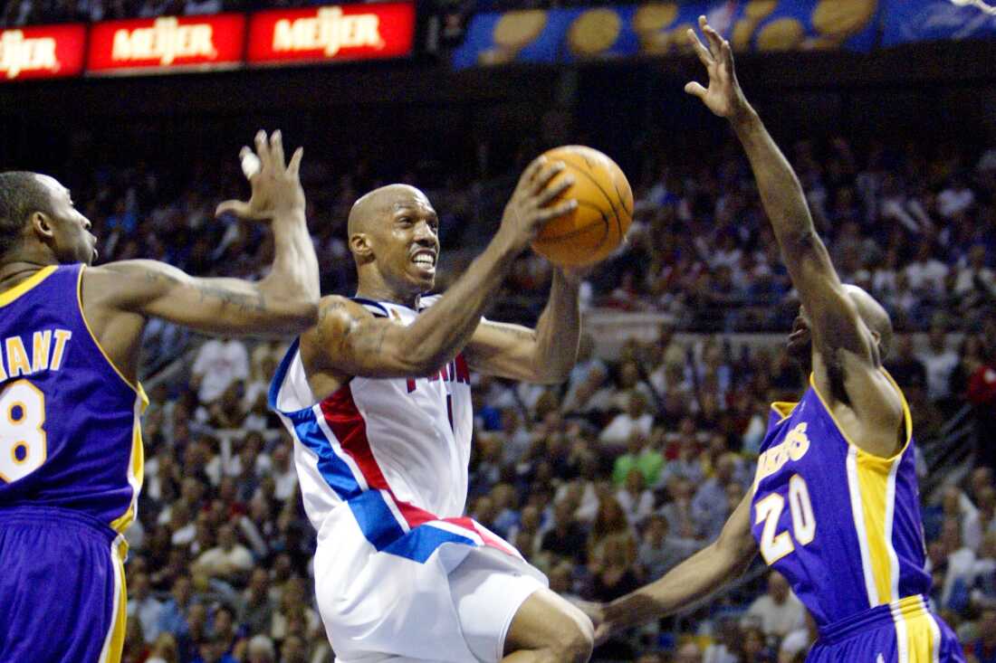 Detroit Pistons Chauncey Billups (1) goes to the basket between Los Angeles Lakers Kobe Bryant (8) and Gary Payton (20) in the first half of Game 3 of the NBA finals at the Palace in Auburn Hills, Mich., June 10, 2004.