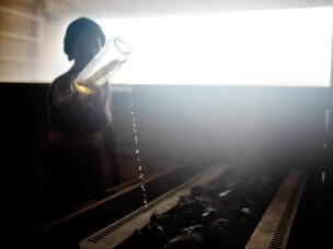 Sauna master Hilde Karlsen pours liquid on hot rocks during a sauna ritual at Sukkerbiten in Oslo, Norway, Sept. 25, 2026.<br>