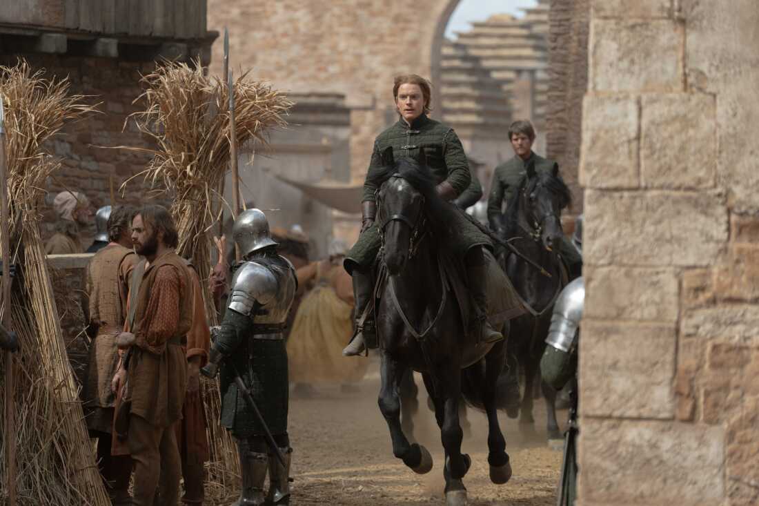 Gwayne (Freddie Fox).