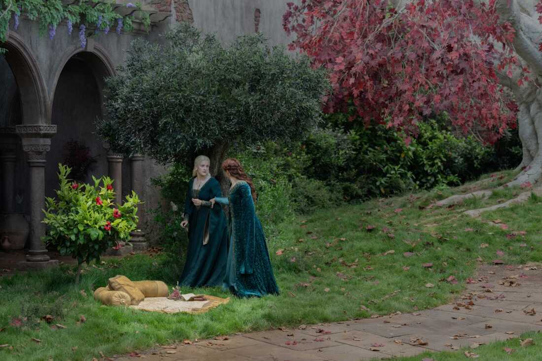 Helaena (Phia Saban) and Alicent (Olivia Cooke).